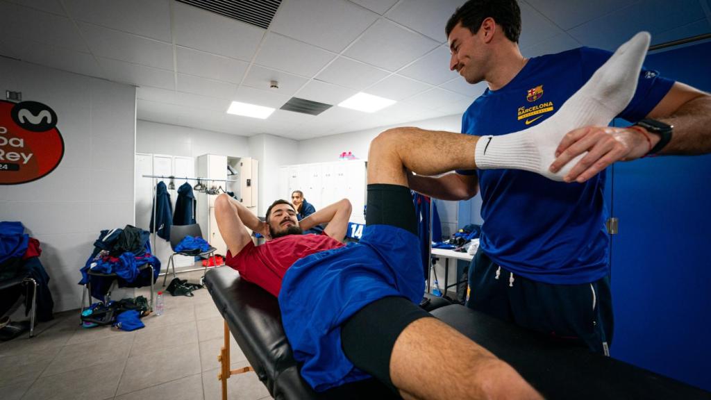 Los jugadores del Barça Basket se tratan en el vestuario antes del partido de la Copa del Rey.