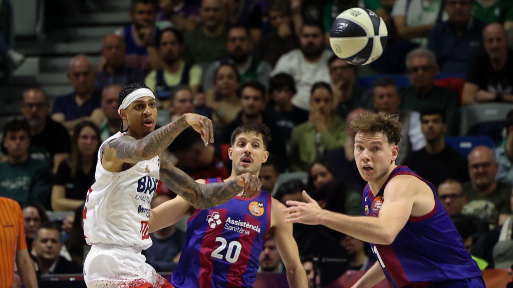 Un balón dividido en el partido entre el Barcelona y el Manresa.