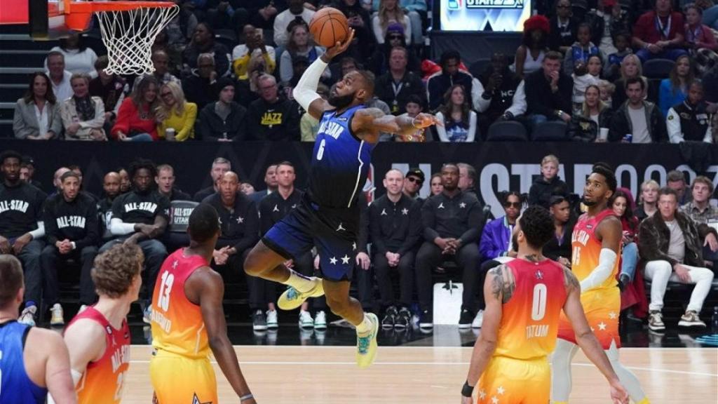 LeBron James realizando un mate en el All Star.