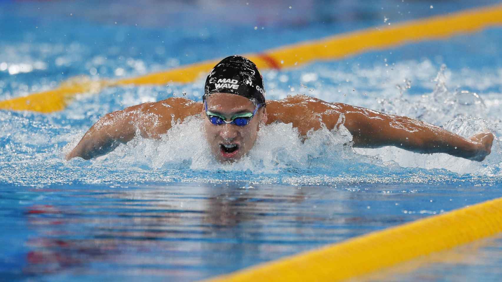 Hugo González durante una prueba de natación
