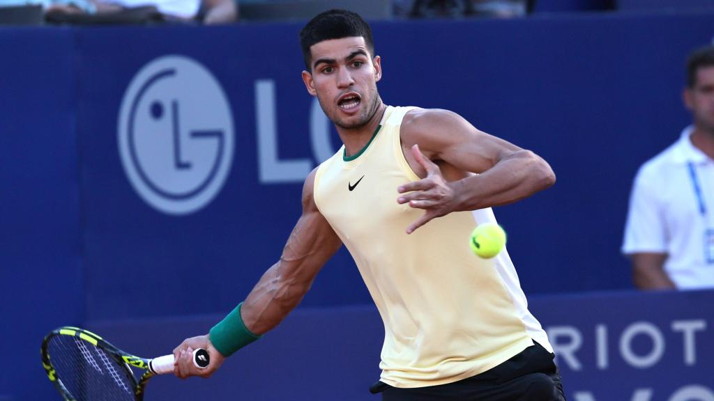 Carlos Alcaraz  devuelve una bola a Camilo Ugo Carabelli en el IEB+ Argentina Open.