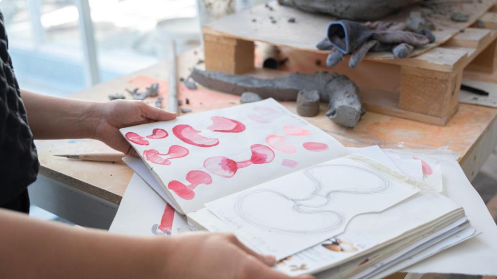 Teresa Solar Abboud con uno de sus cuadernos de trabajo. Foto: J.V.