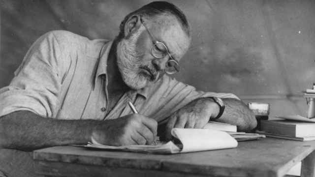 Ernest Hemingway escribiendo durante un safari en Kenia