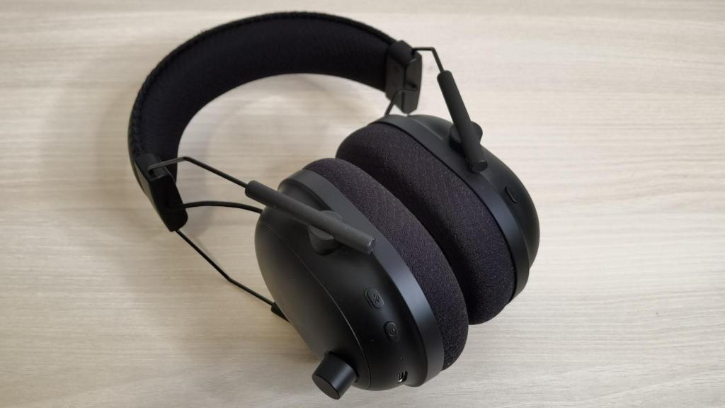 Los controles integrados de los Razer BlackShark V2 Pro son sencillos de usar