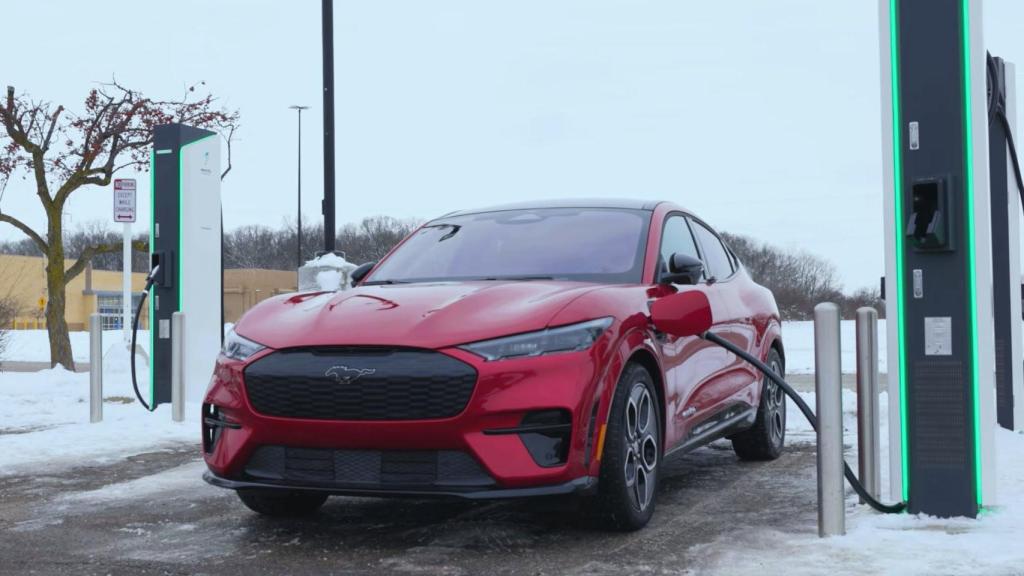 Coche eléctrico de Ford usando un punto de carga Plug & Charge