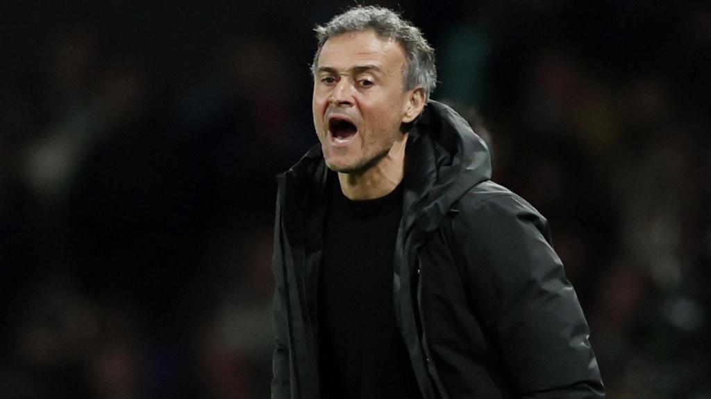 Luis Enrique da instrucciones a sus jugadores desde la banda en un partido del PSG.