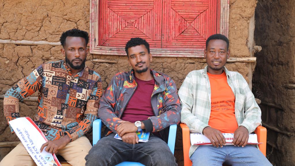 Estos tres jóvenes, entre los que está Mereke Hameso, le siguieron la pista a Zemzem (13) y la encontraron. .