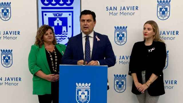 El alcalde de San Javier, José Miguel Luengo, en octubre, anunciando la adjudicación del servicio de agua potable a Aqualia.