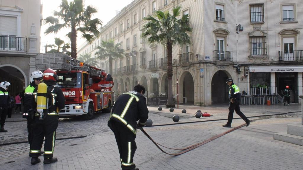 Bomberos municipales de Huelva en una intervención en la Plaza de las Monjas en una imagen de archivo..