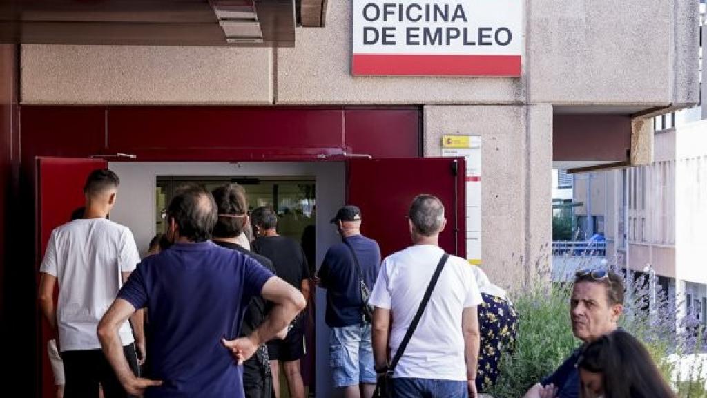 Personas esperando para ser atendidas en una oficina del SEPE