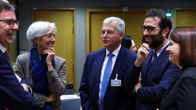 La presidenta del BCE, Christine Lagarde, saludando al ministro español de España, Carlos Cuerpo.