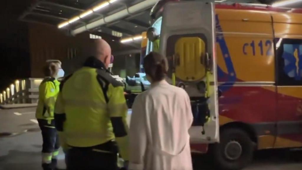 El Samur-Emergencias Madrid atendiendo a uno de los apuñalados.