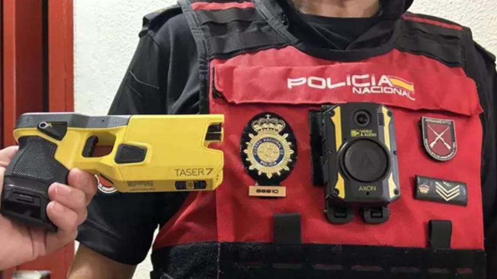Un agente de Policía Nacional con una pistola táser, en una imagen de archivo.