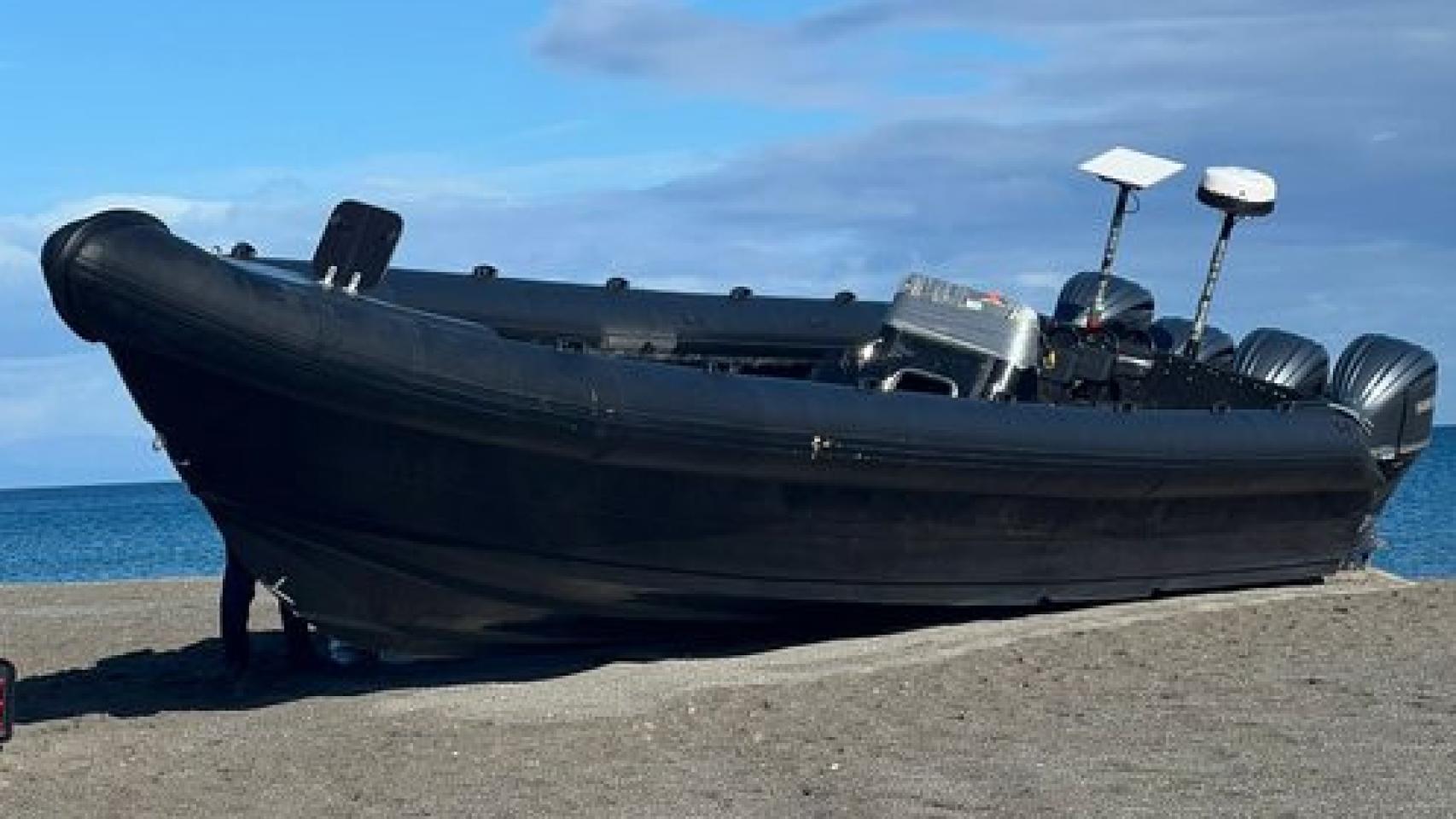 Narcolancha incautada en la playa de la Alcaidesa, en La Línea.