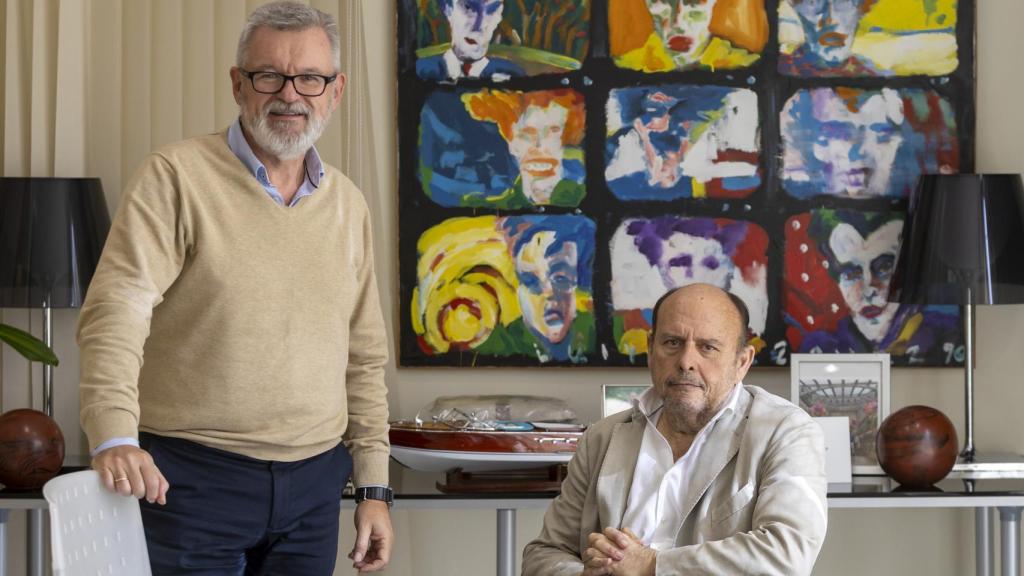 Alejandro Pérez y Javier Higuera posan tras la entrevista en el estudio de HCP.