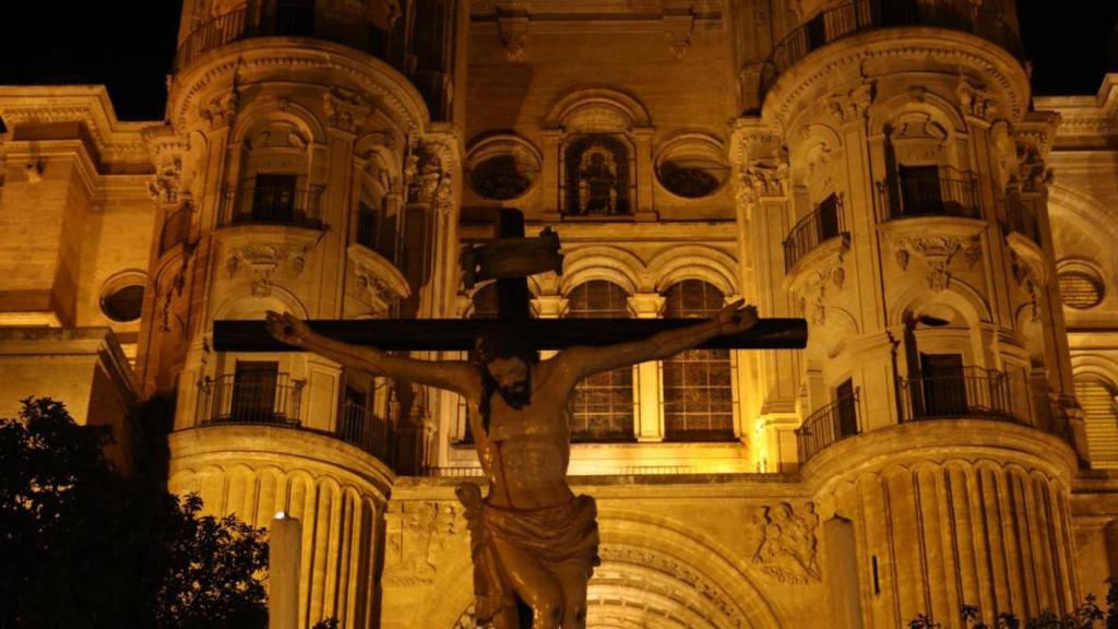 Momento en el que el Cristo de Ánimas de Ciegos salía de la Catedral.