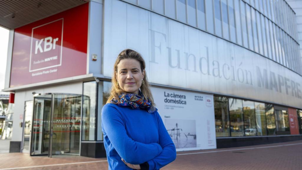 La experta en arte en los exteriores de la Fundación Mapfre.