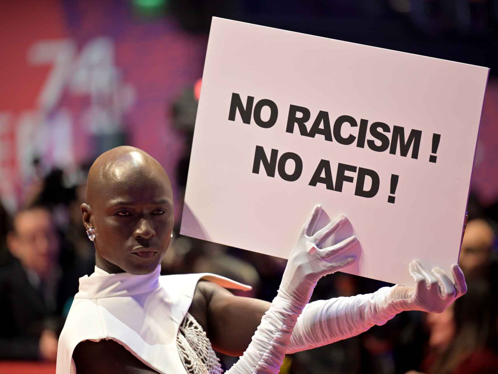 Papis Loveday posó con un cartel contra el racismo.