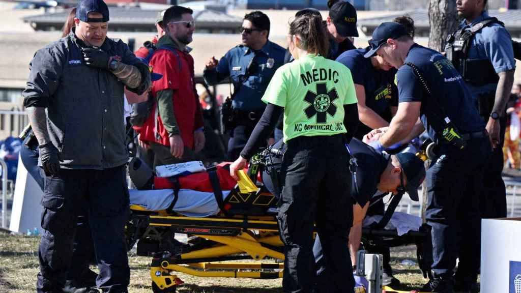 Sanitarios atienden a una persona herida tras el tiroteo en Kansas City.