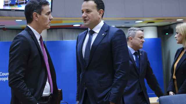 El presidente del Gobierno, Pedro Sánchez, y el primer ministro irlandés, Leo Varadkar, conversan durante un Consejo Europeo en Bruselas