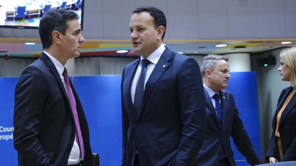 El presidente del Gobierno, Pedro Sánchez, y el primer ministro irlandés, Leo Varadkar, conversan durante un Consejo Europeo en Bruselas