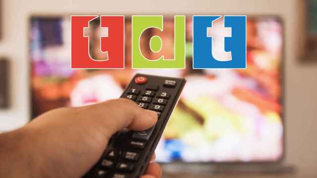Un mando del televisor y el logo de la TDT.