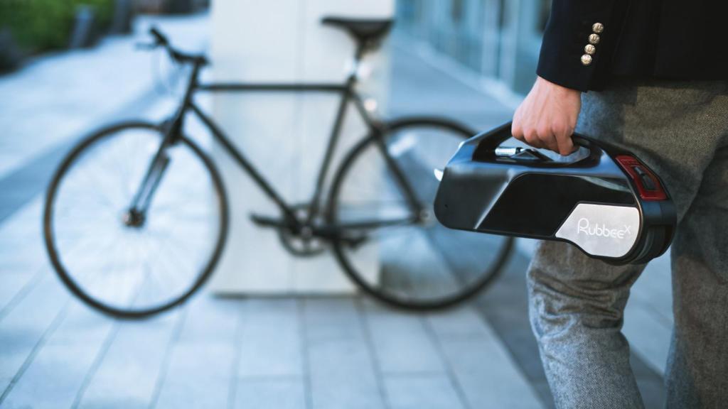 Rubbee X es fácil de llevar gracias a su asa incorporada