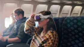 Persona llevando unas Apple Vision Pro en un avión.