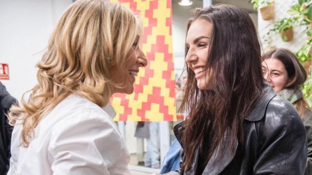 Inés Hernand junto a Yolanda Díaz.