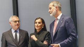 Marc Puig, presidente de la compañía Puig, y los reyes Letizia y Felipe VI, este miércoles, en Barcelona.
