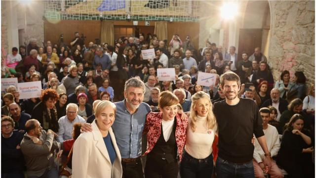 Marta Lois acompañada de Yolanda Díaz, Ramón Sarmiento, Ada Colau y Ernest Urtasun