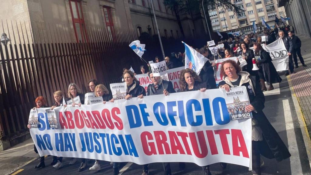 Seguiremos luchando: Protesta de abogados y procuradores del turno de oficio en Santiago