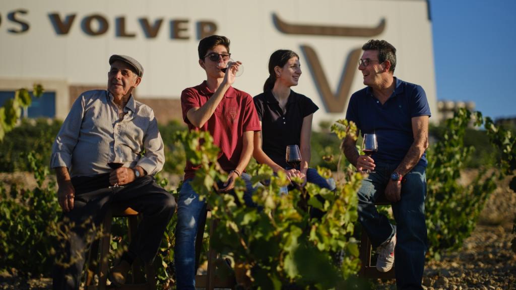 De izquierda a derecha, José María, Adrián, Sofía y Rafael, tres generaciones de la familia Cañizares, que está tras las Bodegas Volver.