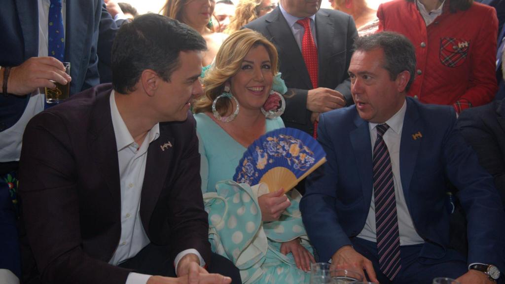 El presidente del Gobierno, Pedro Sánchez, junto a Susana Díaz y Juan Espadas en la feria de Sevilla en 2016.