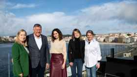 Isabel Díaz Ayuso posa en la terraza del Real Club Náutico de Sanxenxo.