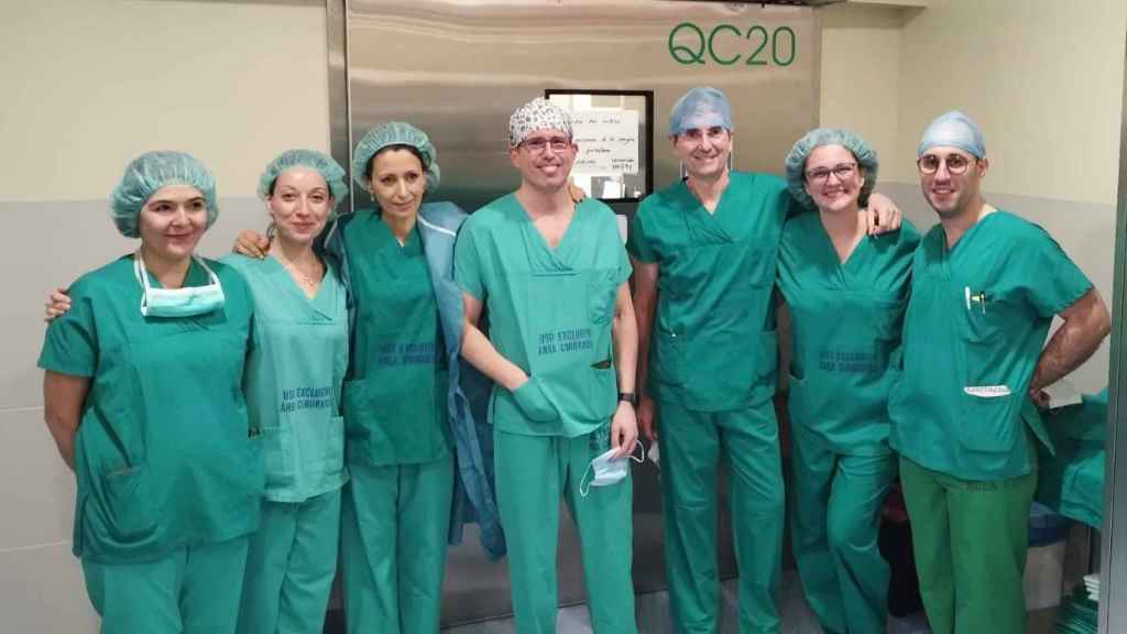 Equipo de especialistas de la primera operación de neuroestimulación profunda de Galicia.