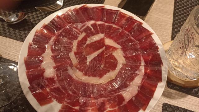 Plato de jamón de La Rosa Ibérica en el Viró Gastrobar de Guijuelo