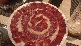 Plato de jamón de La Rosa Ibérica en el Viró Gastrobar de Guijuelo