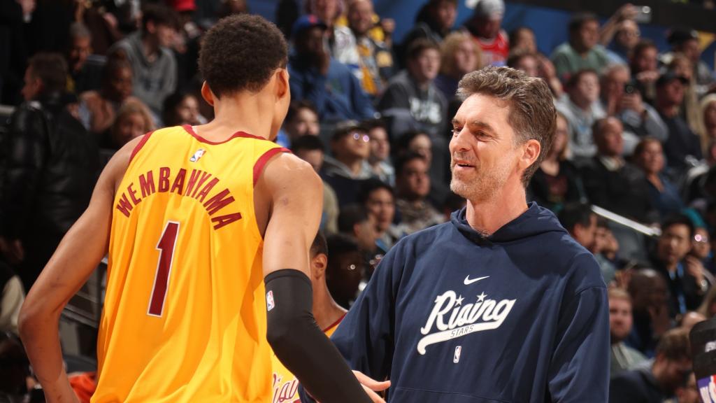 Victor Wembanyama y Pau Gasol, en el Rising Stars de la NBA 2024