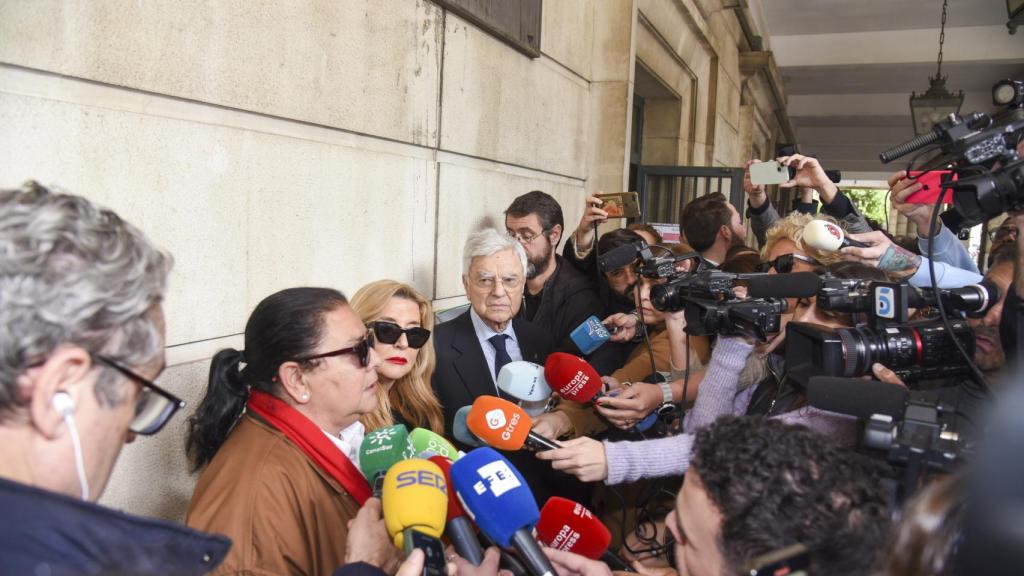 María del Monte e Inmaculada Casal a su salida del juzgado.