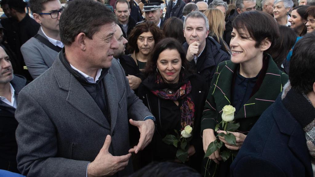 Los candidatos del PSOE, José Ramón Gómez Besteiro, y del BNG, Ana Pontón, se saludan este sábado en el homenaje a víctimas del naufragio del pesquero 'Villa de Pitanxo'.