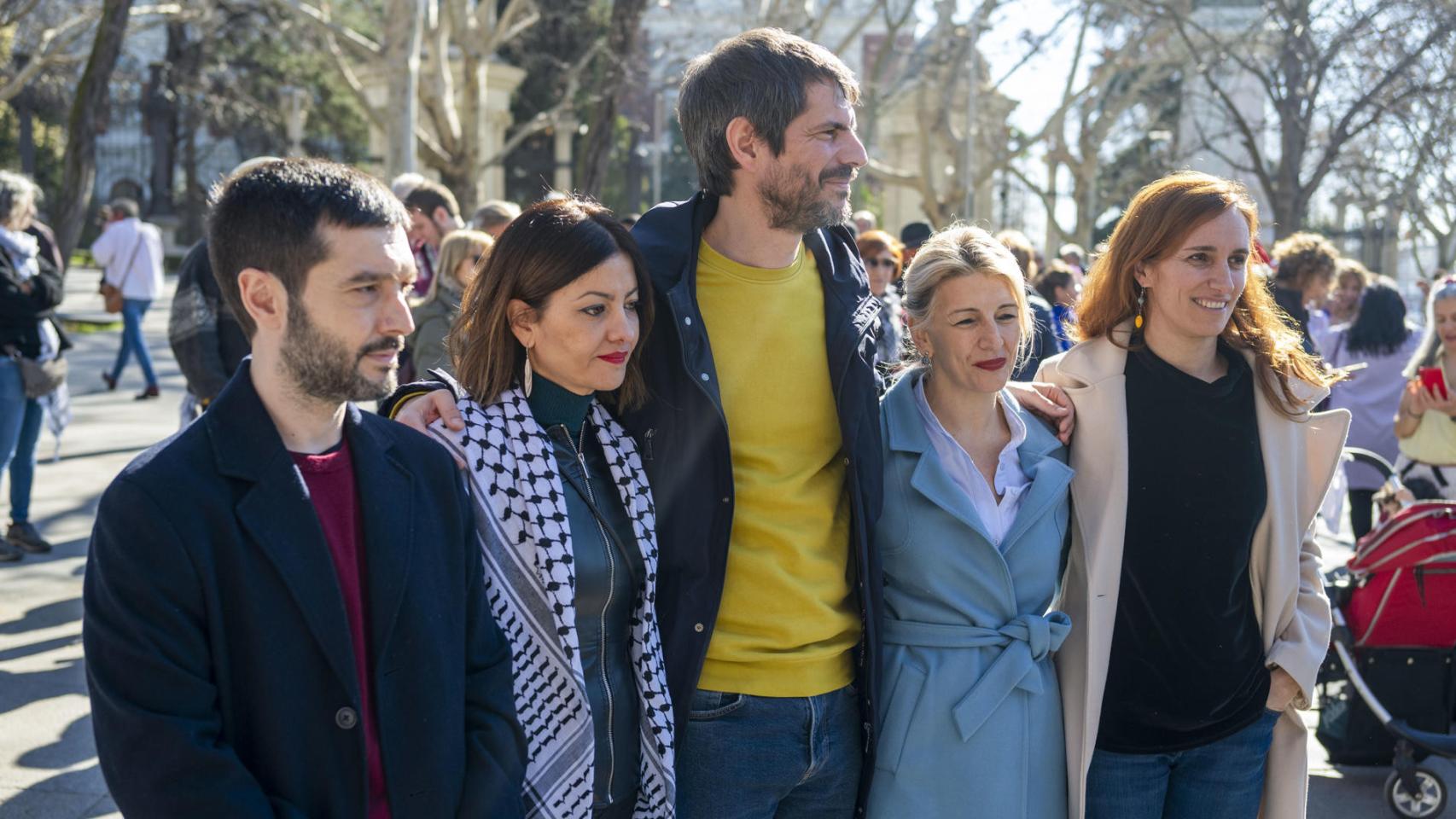 Los ministros Pablo Bustindui, Sira Rego, Ernest Urtasun, la vicepresidenta Yolanda Díaz y Mónica García, este sábado en la  manifestación de apoyo a Palestina.