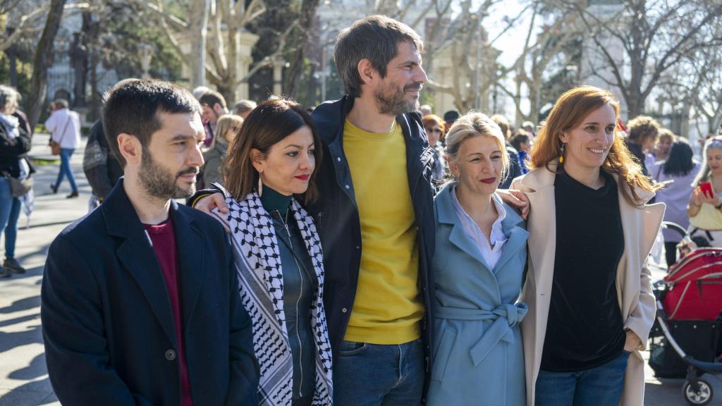 Los ministros Pablo Bustindui, Sira Rego, Ernest Urtasun, la vicepresidenta Yolanda Díaz y Mónica García, este sábado en la manifestación de apoyo a Palestina.