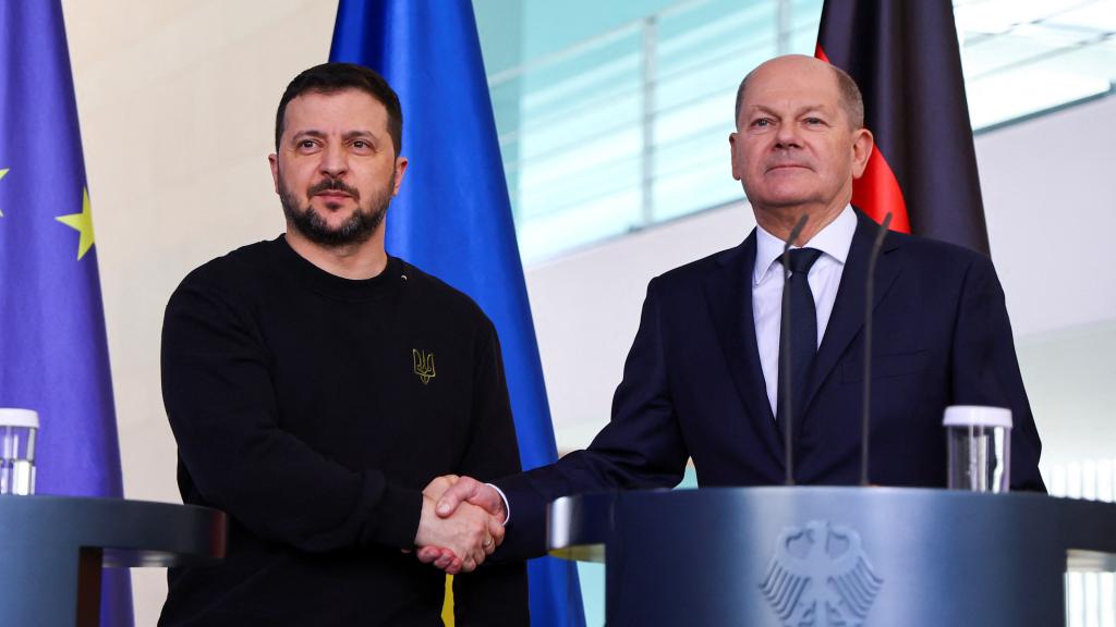 Olaf Scholz junto a Volodímir Zelenski durante la Conferencia de Seguridad de Munich 2024.