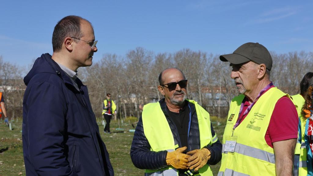 El concejal de Medio Ambiente, Alejandro Garcia Pellitero, escucha las explicaciones