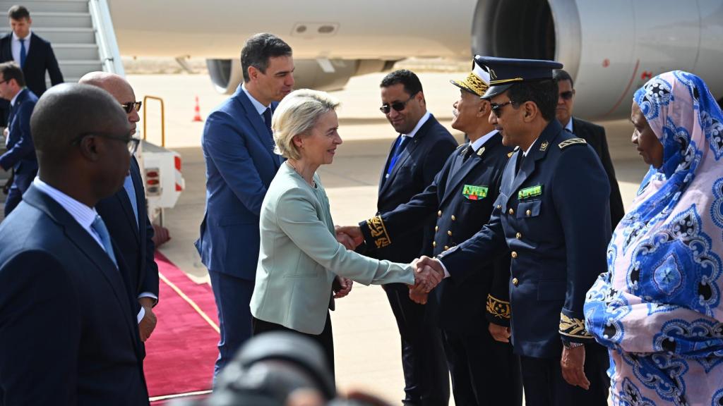 Pedro Sánchez y Ursula von der Leyen, durante su visita conjunta a Mauritania el 8 de febrero