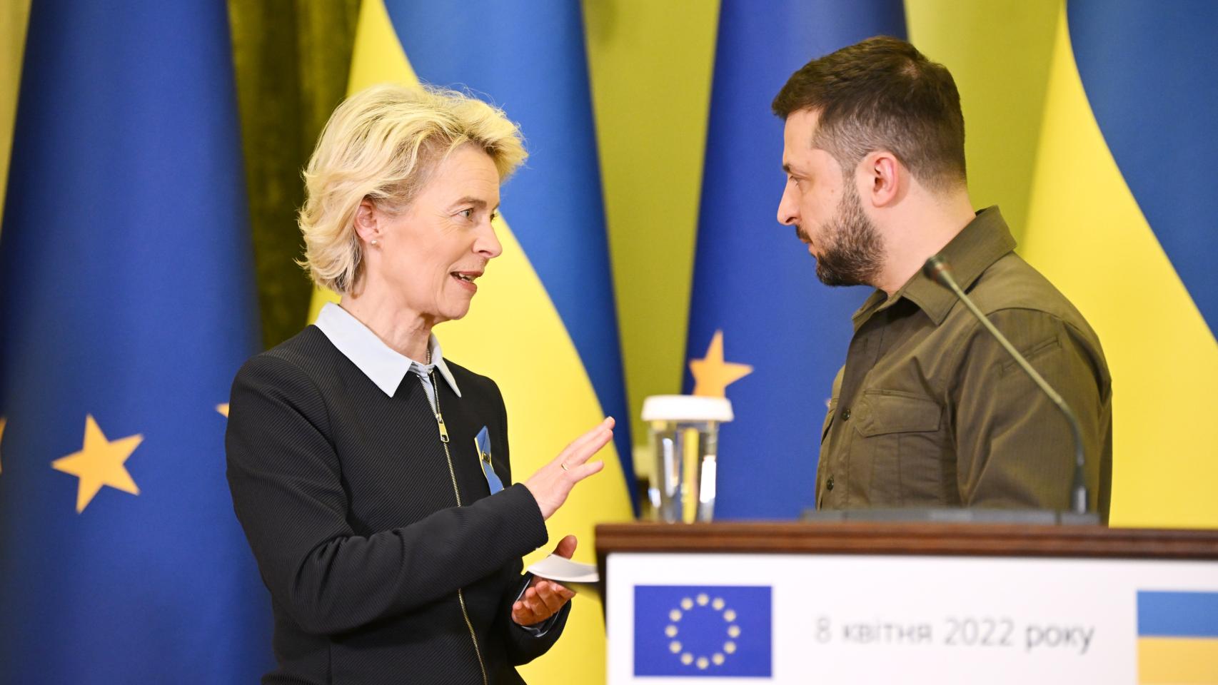 Ursula von der Leyen conversa con Volodímir Zelenski durante su primera visita a Kiev tras el estallido de la guerra en abril de 2022