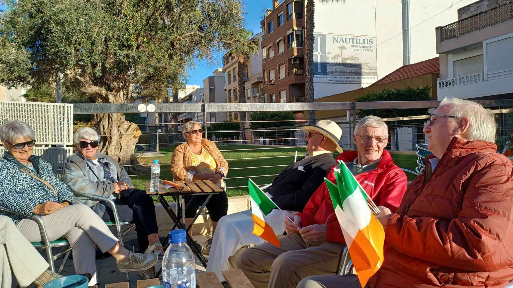 Una reunión entre irlandeses en una terraza de Torrevieja.