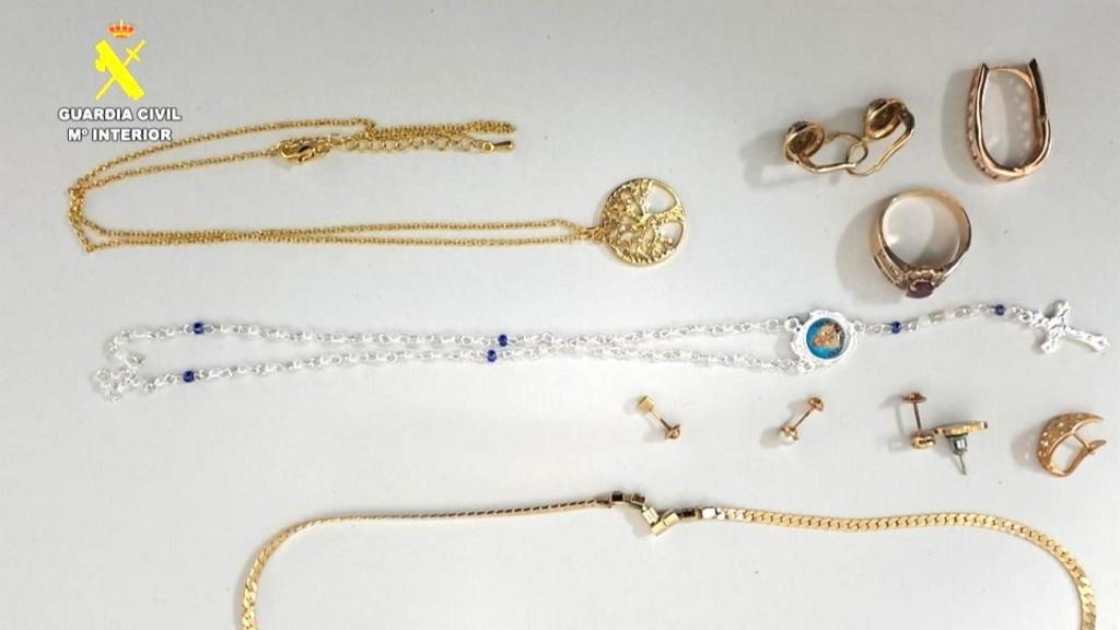 Las joyas intervenidas durante la detención.