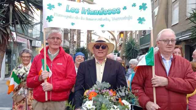 La comunidad de irlandeses en una ofrenda a la Patrona de Torrevieja la Inmaculada Concepción.